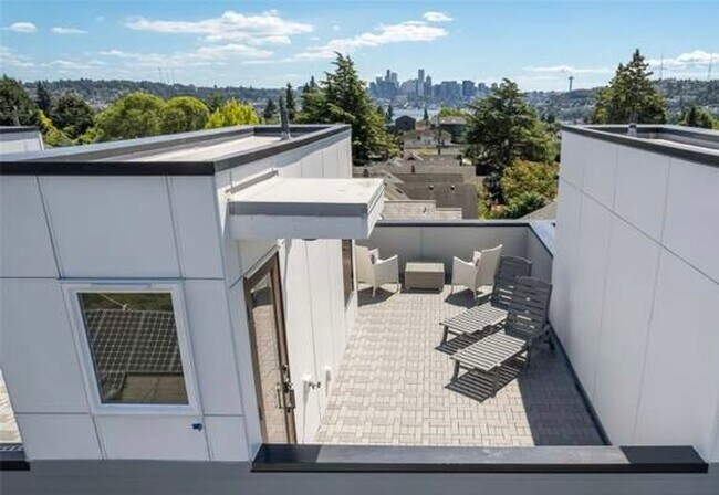 Building Photo - 4-Star Green Built 3-bed, 2 bath Modern Townhome with Views!