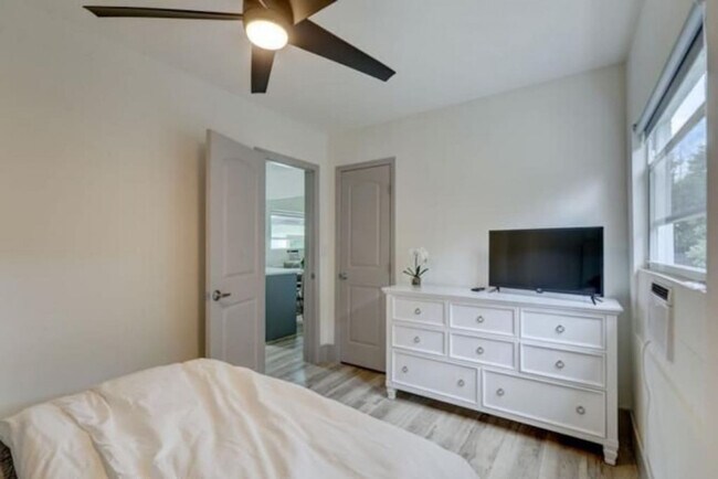 Building Photo - 834 NE 14th Ave