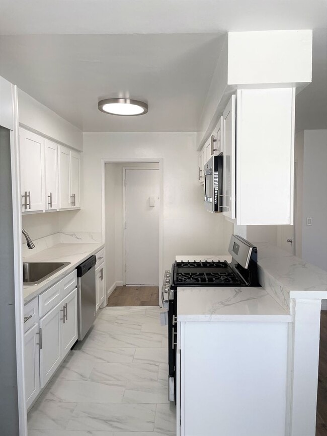 Building Photo - 817 S. St. Andrews Pl
