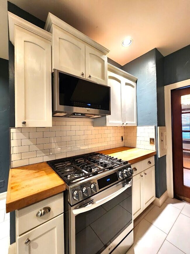 Building Photo - 3 Bed 2.5 Bath Plus ADU in Gatewood Add NW OKC