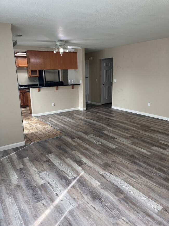 Building Photo - 2 Bedroom 2 Bathroom Condo Close to Freeway, Schools & Shopping