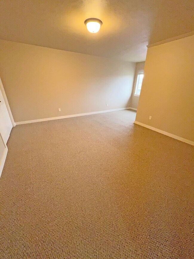 Building Photo - Three Bedroom in Four Corners, Water Included