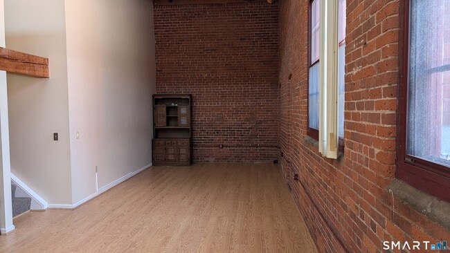 Building Photo - 839 Main St