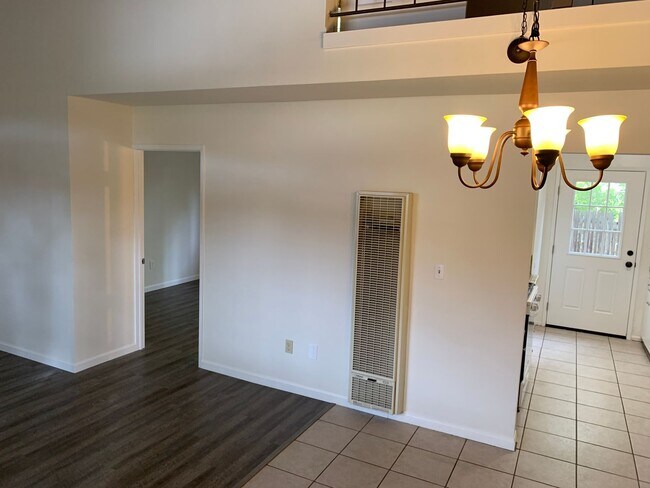 Building Photo - End Unit 2 bedroom, 2 bath Townhouse
