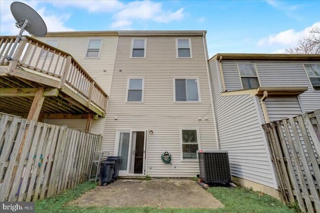 Building Photo - Modernized 3-Level Townhome in Indian Head...