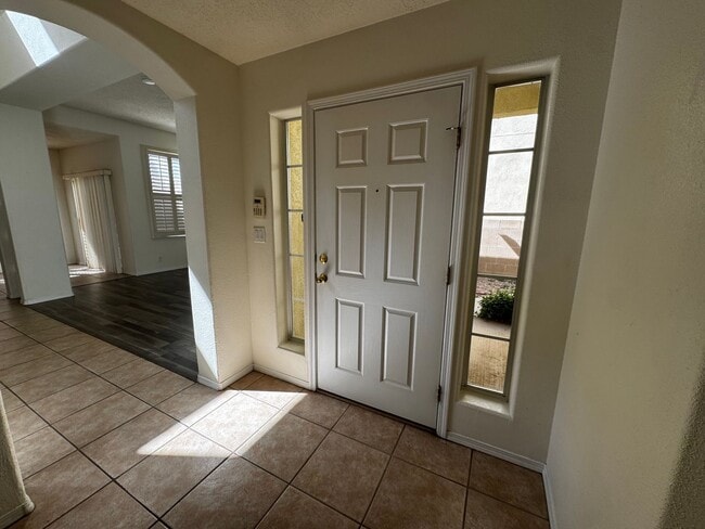 Building Photo - Beautiful townhome in a gated community.