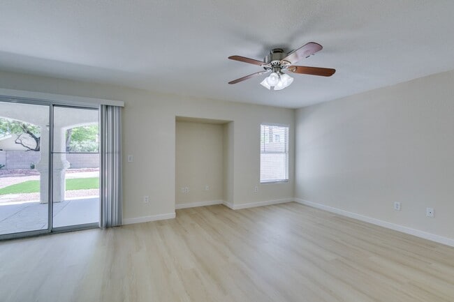 Building Photo - Stunning 3 Bedroom, 2.5 Bathroom Home in E...