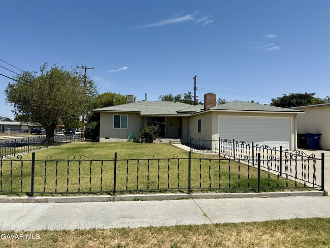 Primary Photo - 1445 W Jackman St
