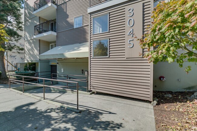 Building Photo - Beautiful 1 bed, 1 bath in Magnolia. Hardw...