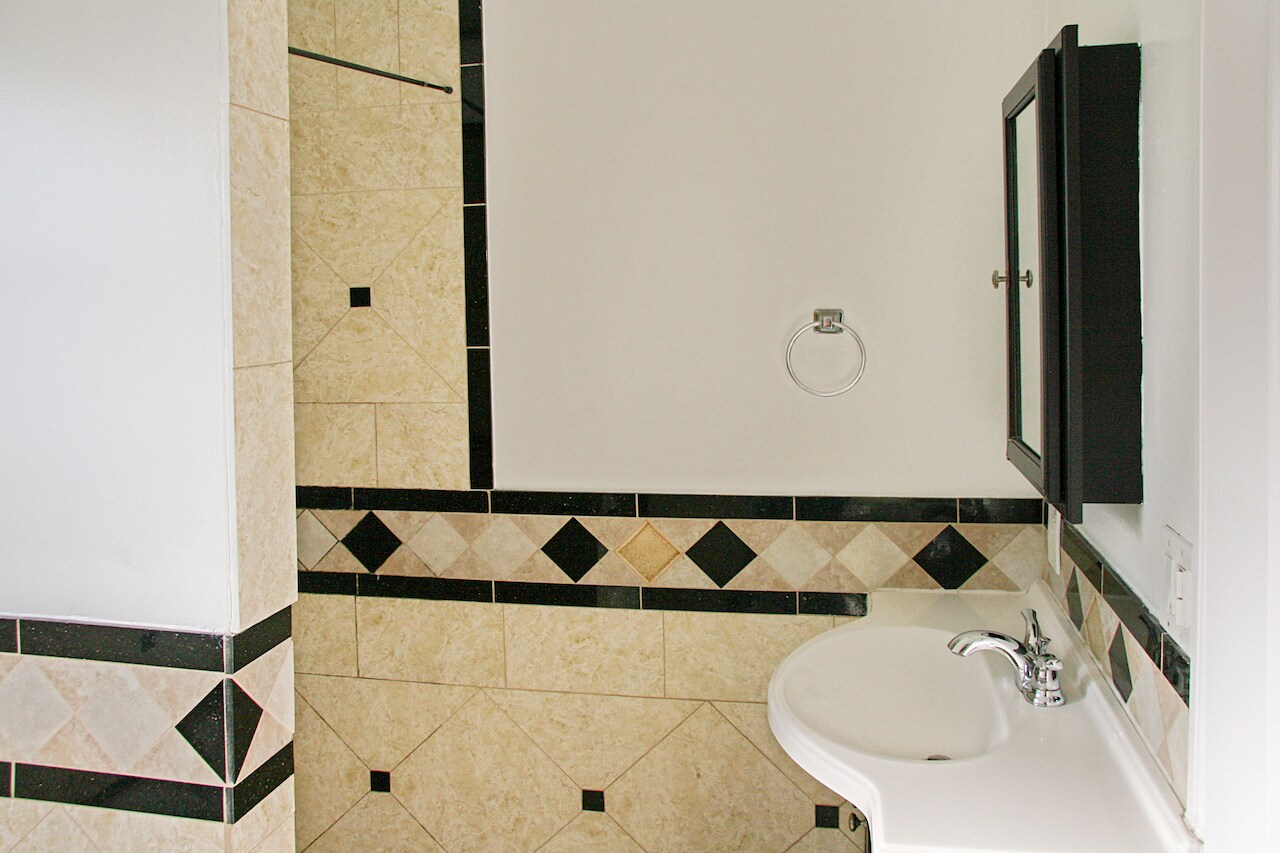 Building Photo - 6071 1/2 Pickford St