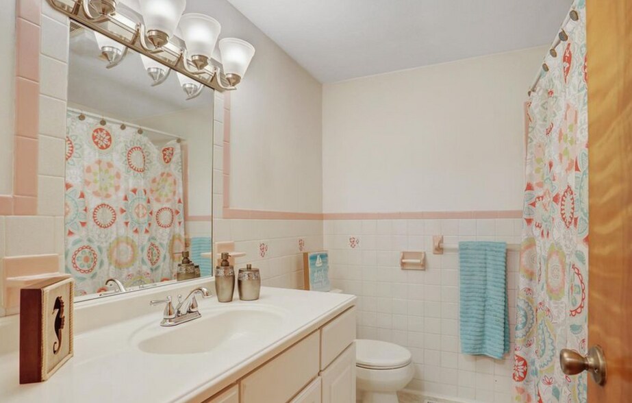 Full Bath - 407 Mount Allen Drive