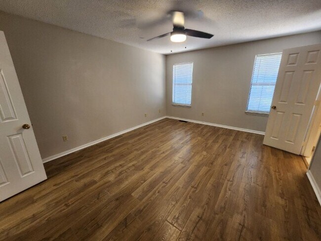 Building Photo - 309 Shadow View Dr