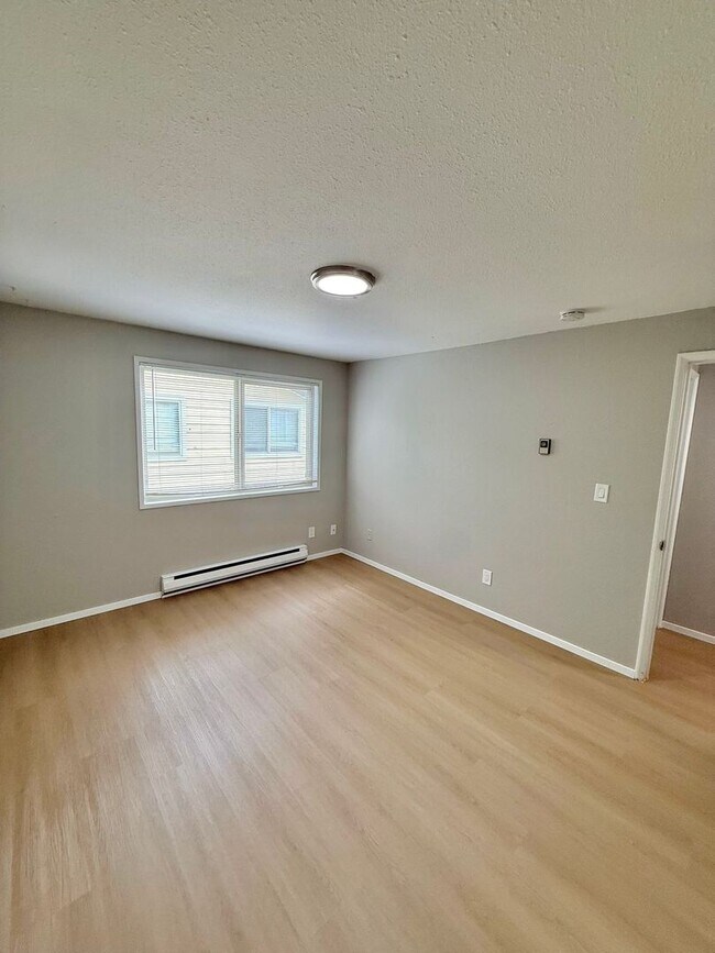 Building Photo - 4-Bedroom North Green Lake Townhouse-Style...