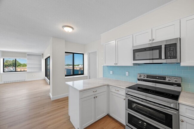Building Photo - 300 Lynn Shore Dr