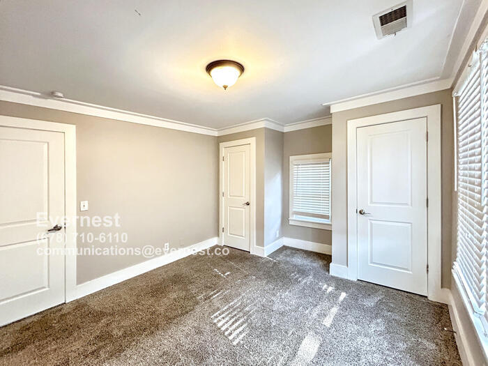 Building Photo - 3559 Victoria St