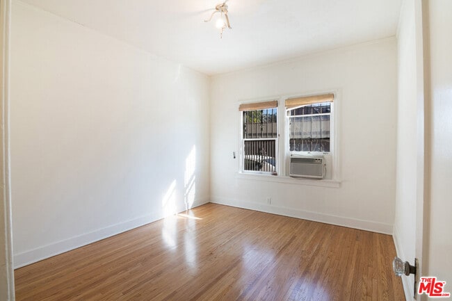 Building Photo - 126 N Sycamore Ave