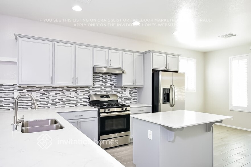 Building Photo - 219 Heathrow Lake Ave