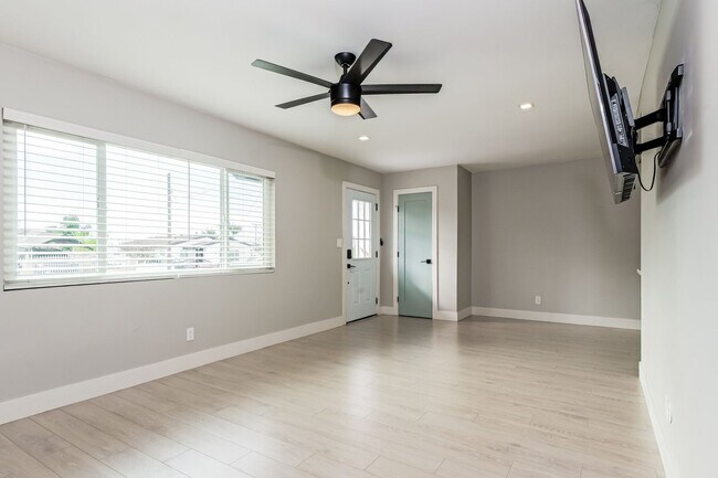 Building Photo - Stunning Home in Oceanside