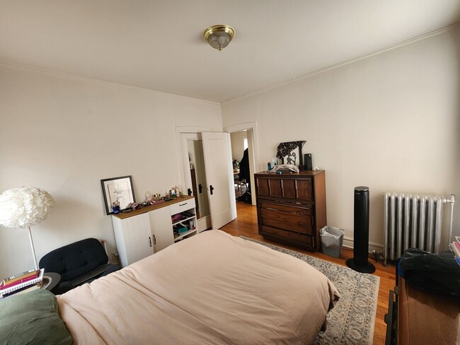 Building Photo - Spacious 2 Bed/1 Bath In Andersonville