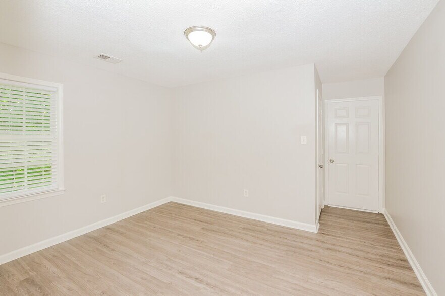 Building Photo - 5617 Annandale Dr