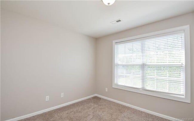 Building Photo - 4 BR/2.5BA  Community Pool | Fenced backyard!