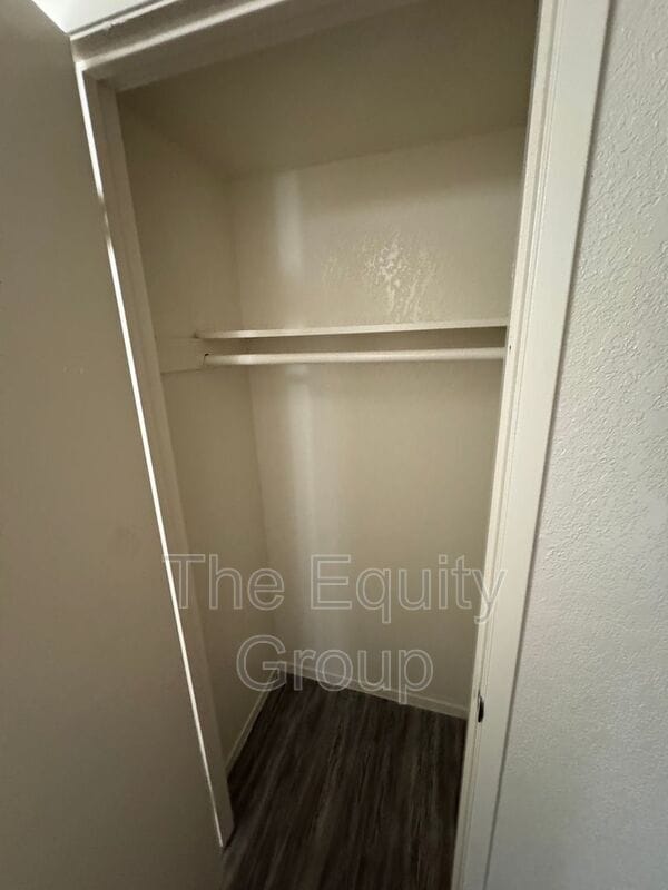 Building Photo - 1402 W Elowin Ave