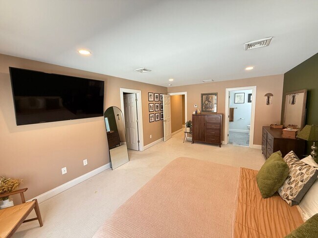 Building Photo - Luxury Duplex