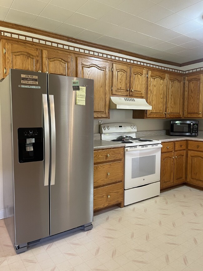 Building Photo - 3 bedroom, 2 bath 15 MINUTES  to Asheville...