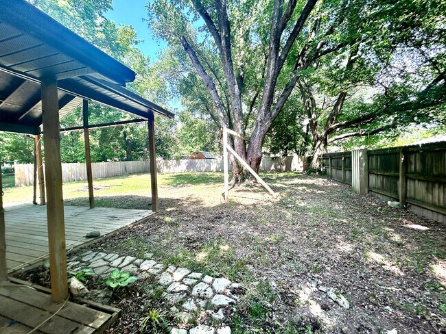 Building Photo - Updated 3 Bed / 2 Bath home with Single Car Garage in Farmington