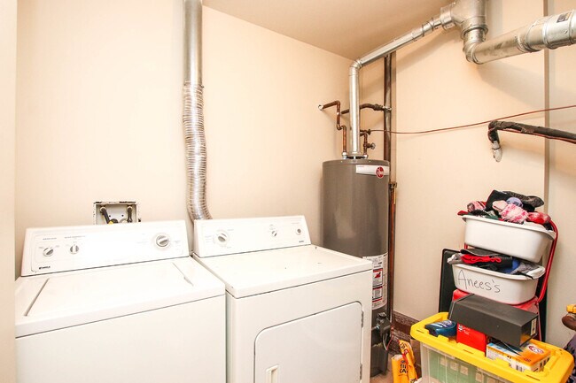 Building Photo - 838 N Racine Ave