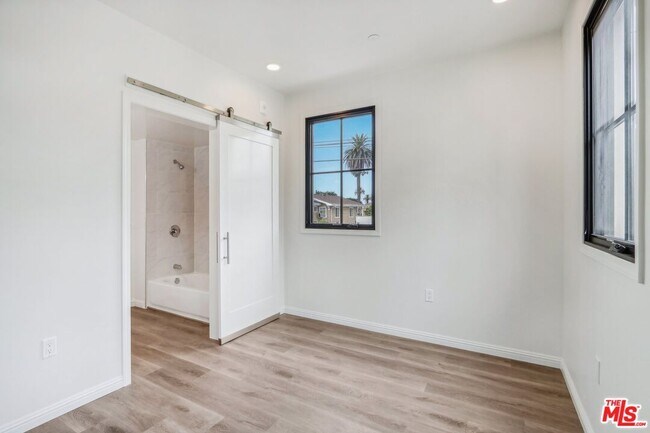 Building Photo - 951 S Wilton Pl