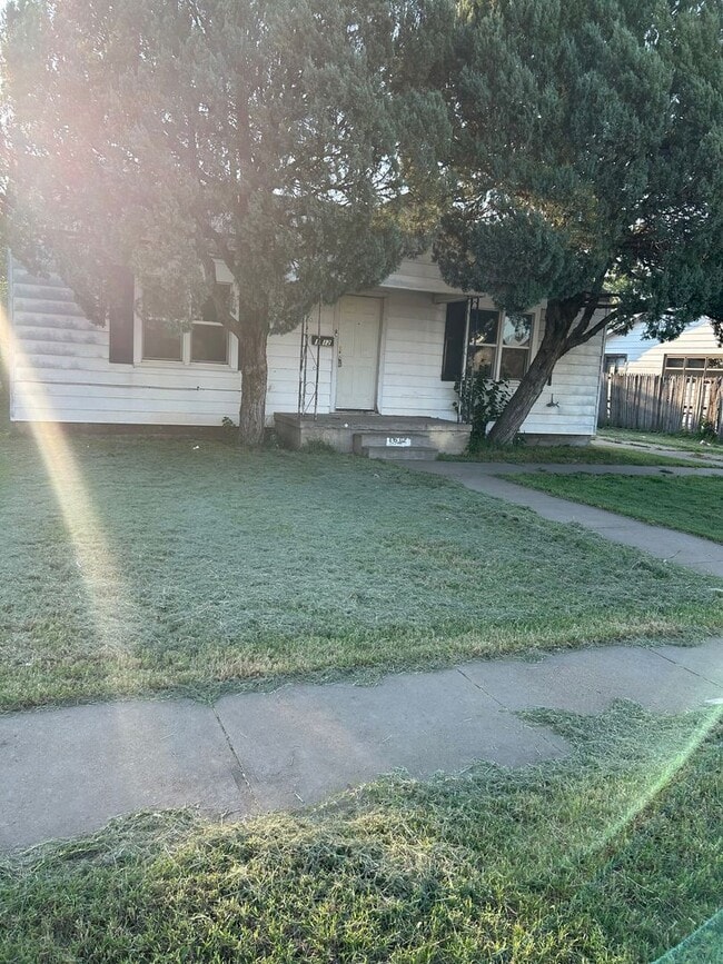 Building Photo - Large 3 bed 1 bath Home
