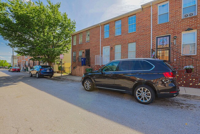 Building Photo - JUST RENOVATED Huge 3 bedroom 3 bathroom t...