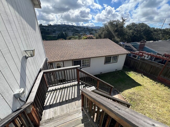 Building Photo - Spacious 3 Bedroom 2 Bath Home in Monterey