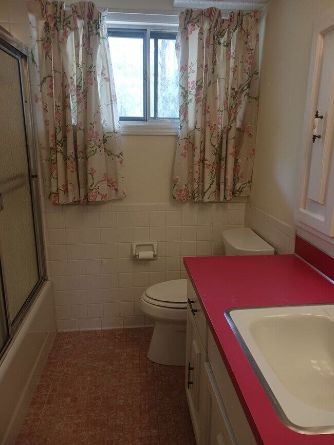 Building Photo - Charming 4BR/2.5BA Retreat on 2 Acres-Available Now!