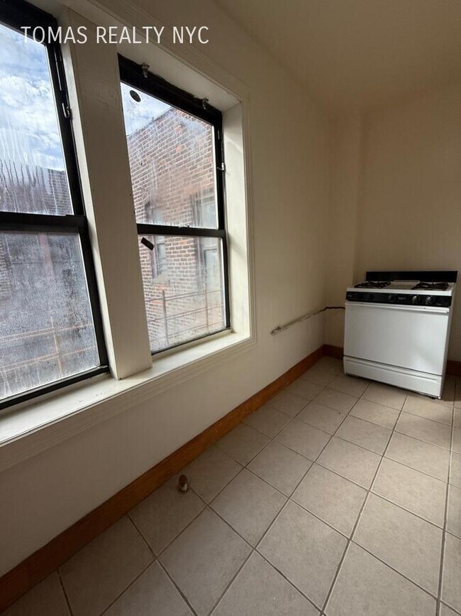 Building Photo - 710 E 235th St