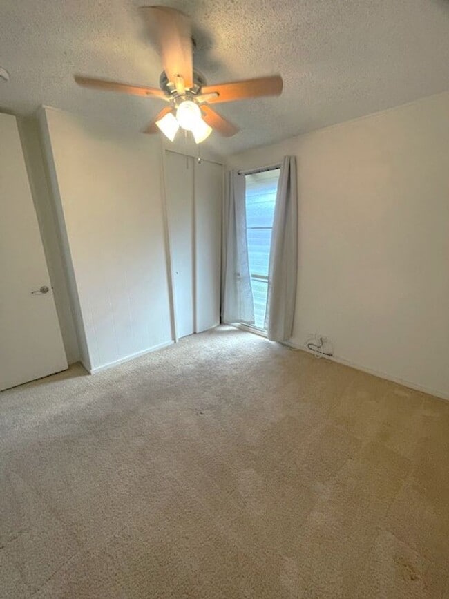Building Photo - 4 bed/ 2 bath Townhome in Makakilo, Utilit...