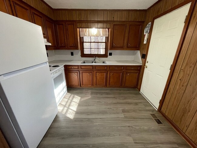 Building Photo - Fantastic location near downtown Pittsboro for this 2br duplex !