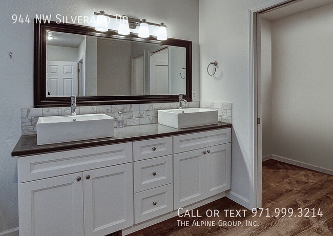 Building Photo - 944 NW Silverado Dr