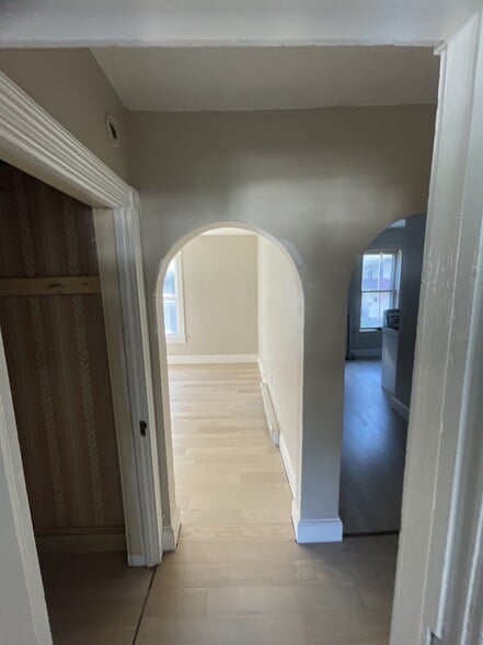 Building Photo - 582 Sunbury St