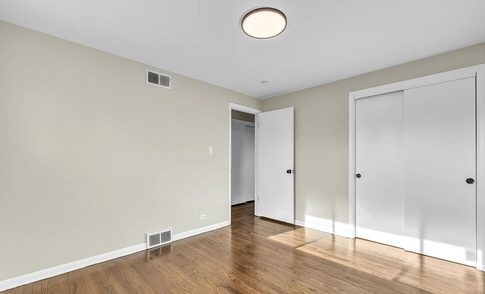 Building Photo - 11011 W Roosevelt Rd