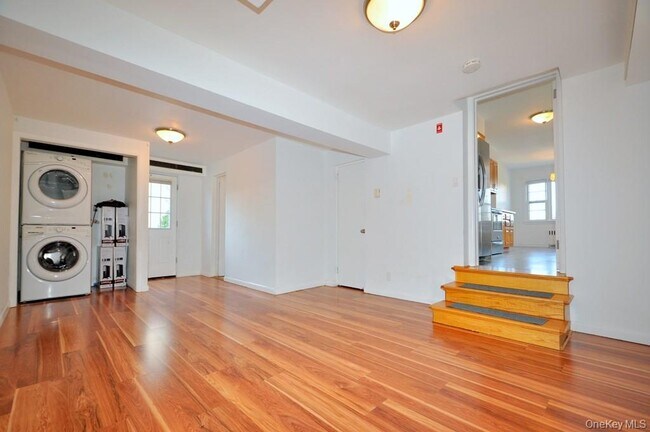 Building Photo - 34 Chestnut St