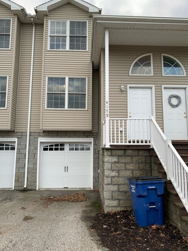 Building Photo - Woodland Hills Townhomes