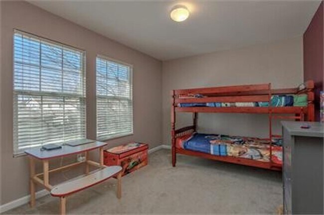Building Photo - Stunning East Davis home available for fall move in!