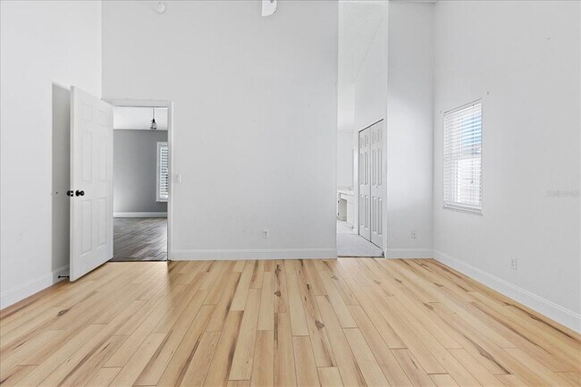 Building Photo - 5517 Loma Vista Dr E