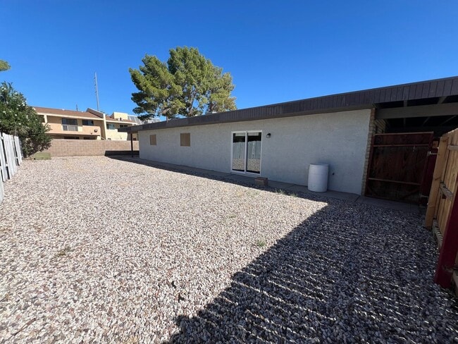 Building Photo - REMODELED 3 BEDROOM IN TOWN!
