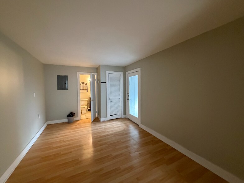 Building Photo - 231 Main St