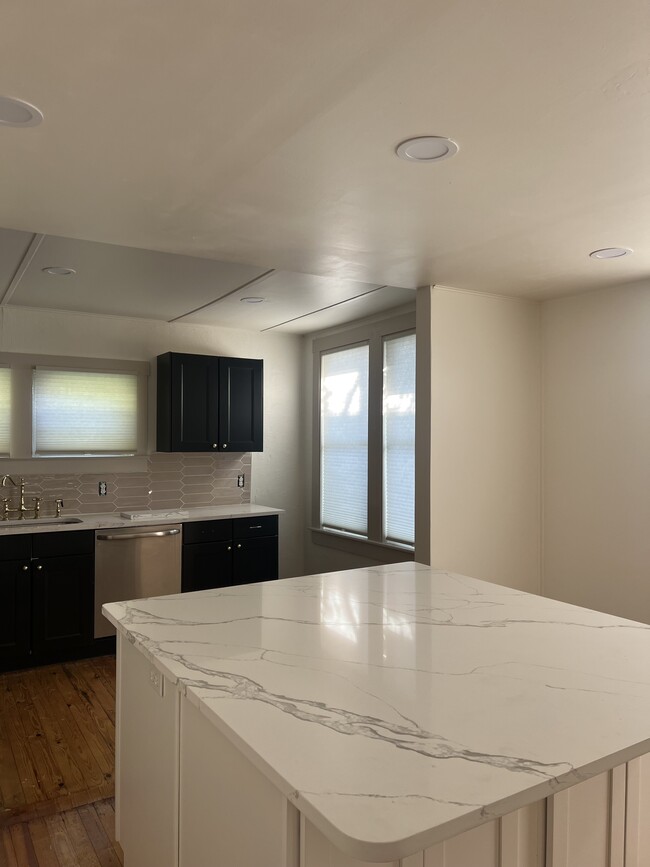 Building Photo - 6507 Interbay Blvd