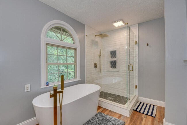 Building Photo - 4 bedroom 3 full bathroom home in heart of...