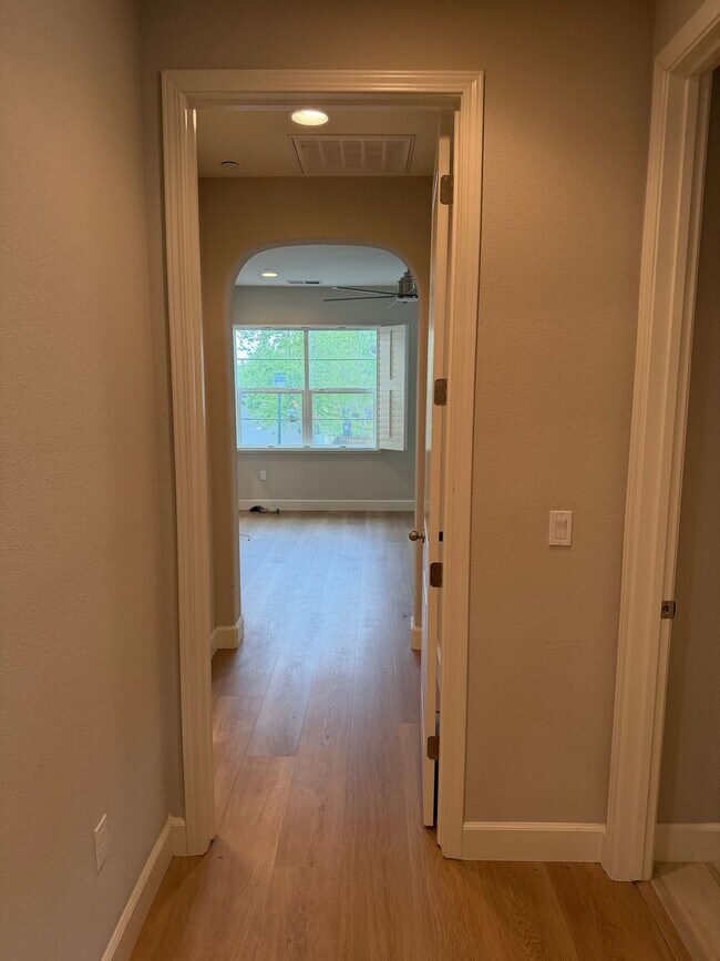 Building Photo - Beautiful Upgraded 4 Bed 3 Bath home in San Ramon Gale Ranch